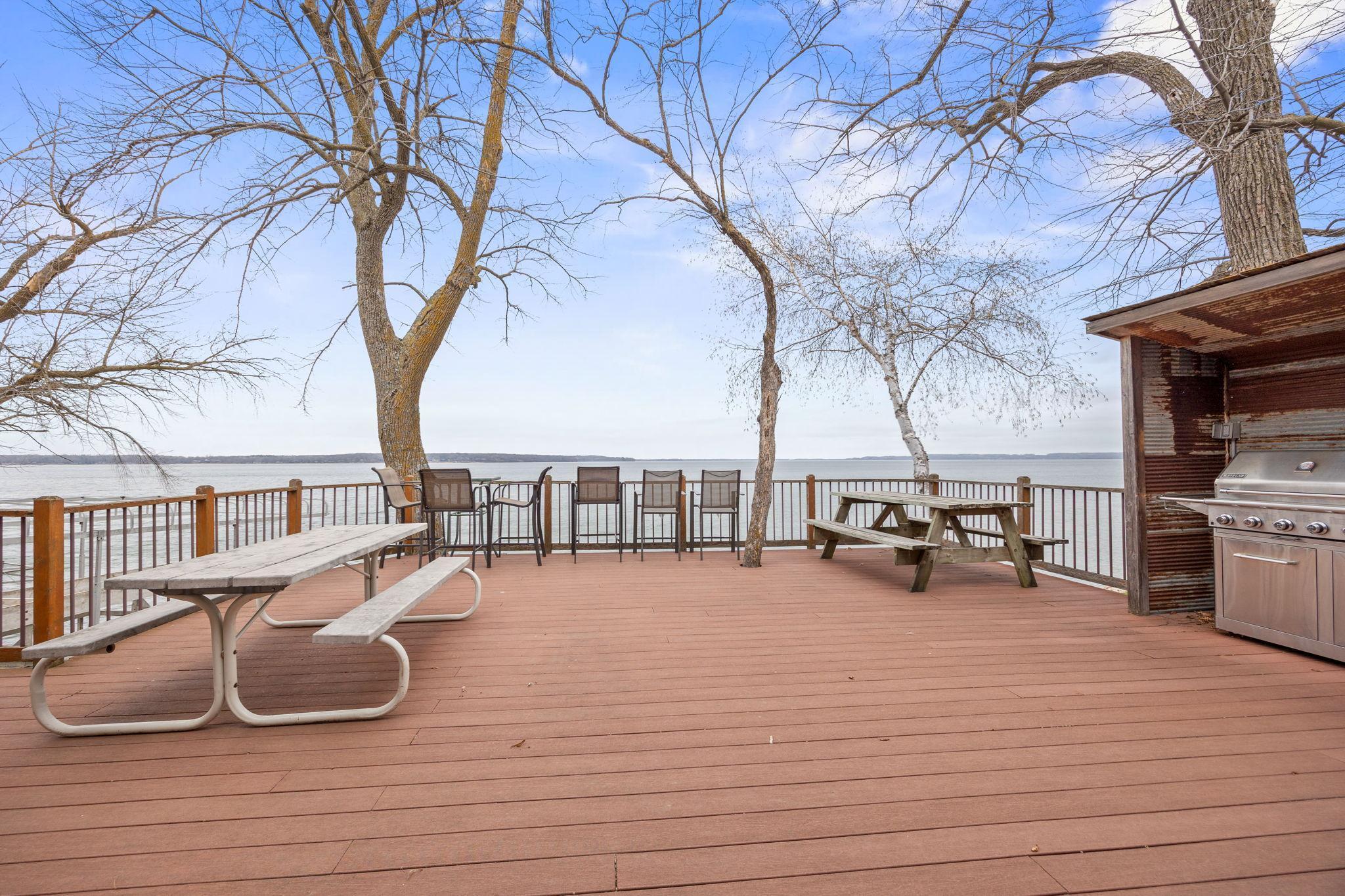 A deck worthy of a party