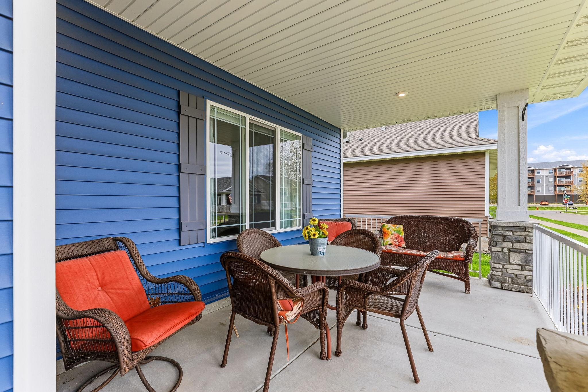 3-web-or-mls-1592-Elm-St-03.jpg