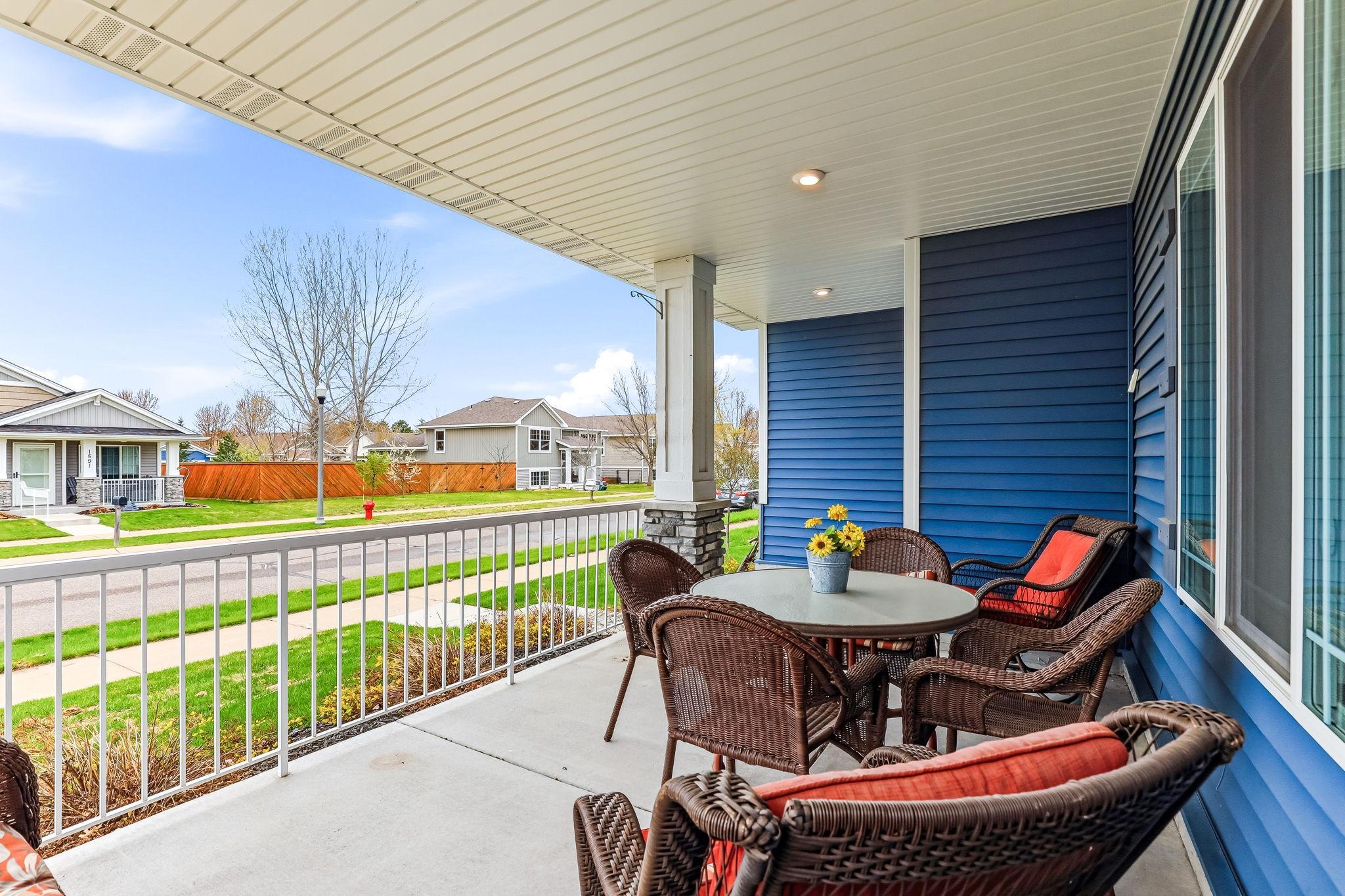 4-web-or-mls-1592-Elm-St-04.jpg