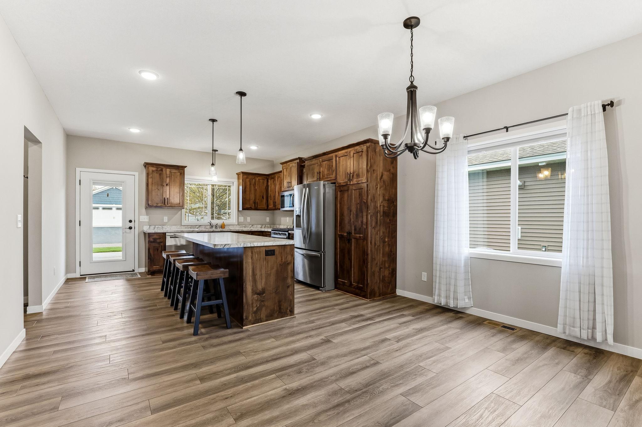 10-web-or-mls-1592-Elm-St-10.jpg