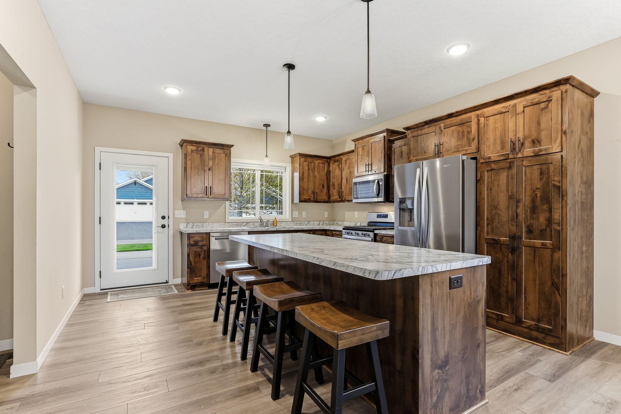 12-web-or-mls-1592-Elm-St-12.jpg