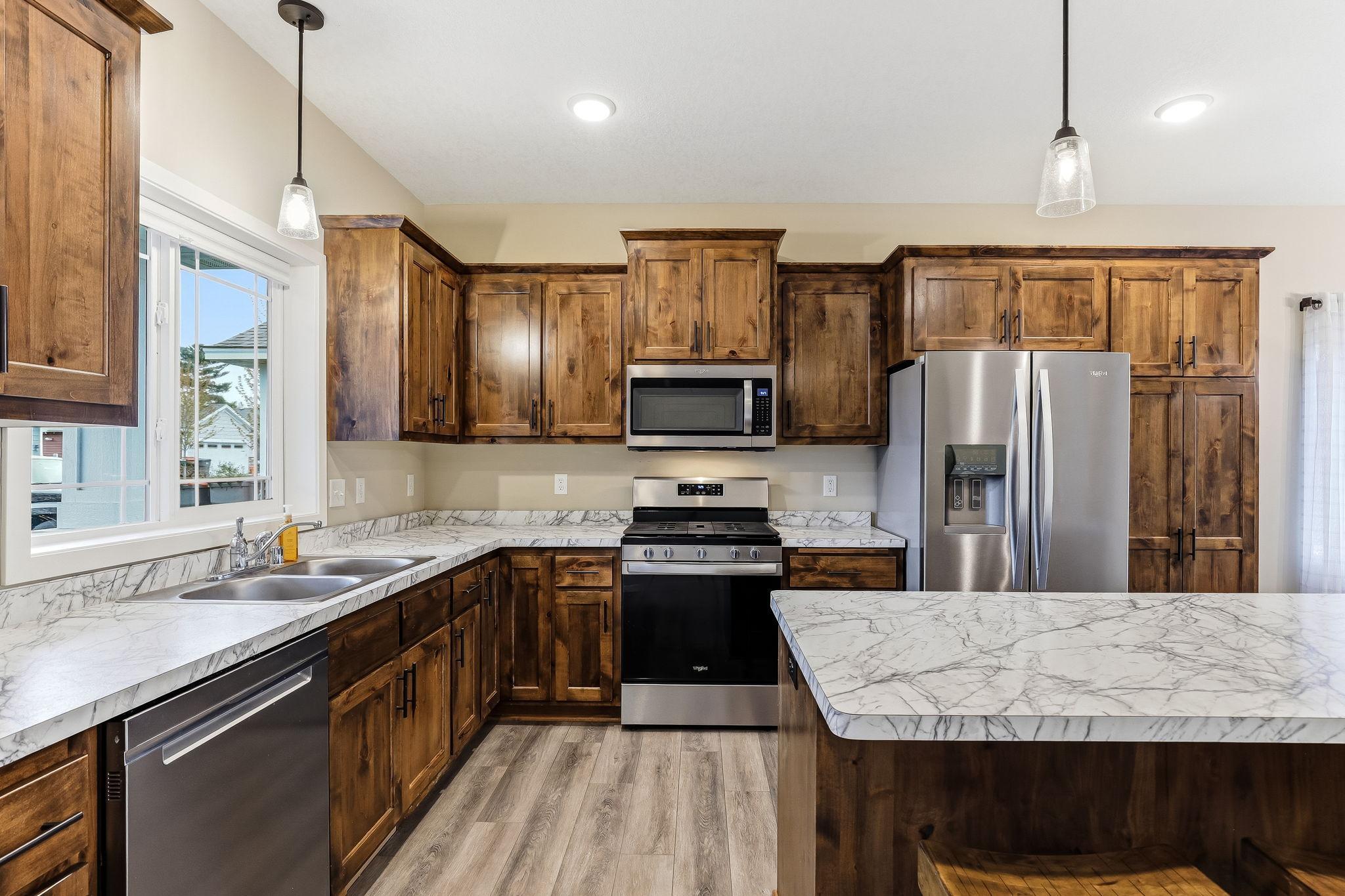 14-web-or-mls-1592-Elm-St-14.jpg