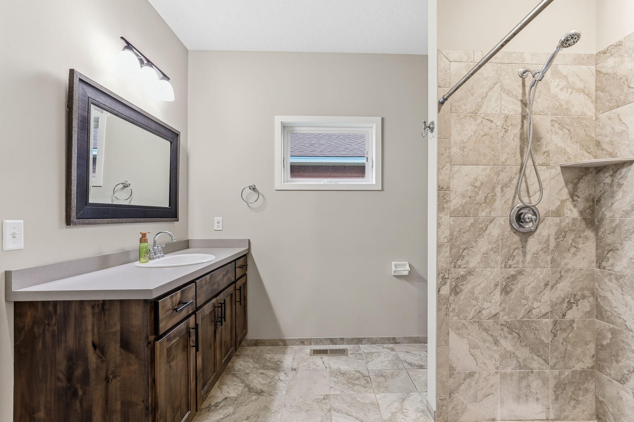 18-web-or-mls-1592-Elm-St-18.jpg