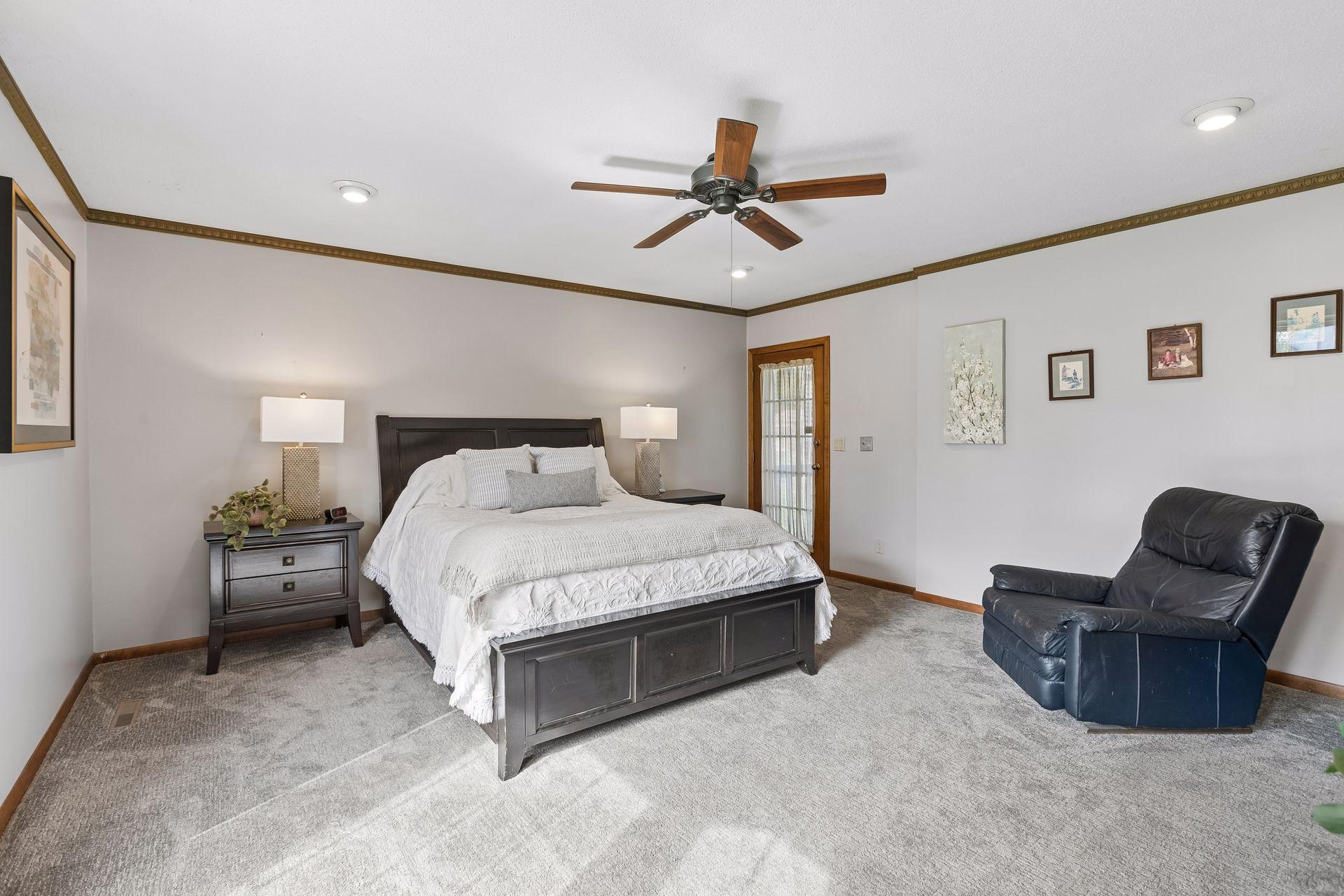 Very spacious primary bedroom