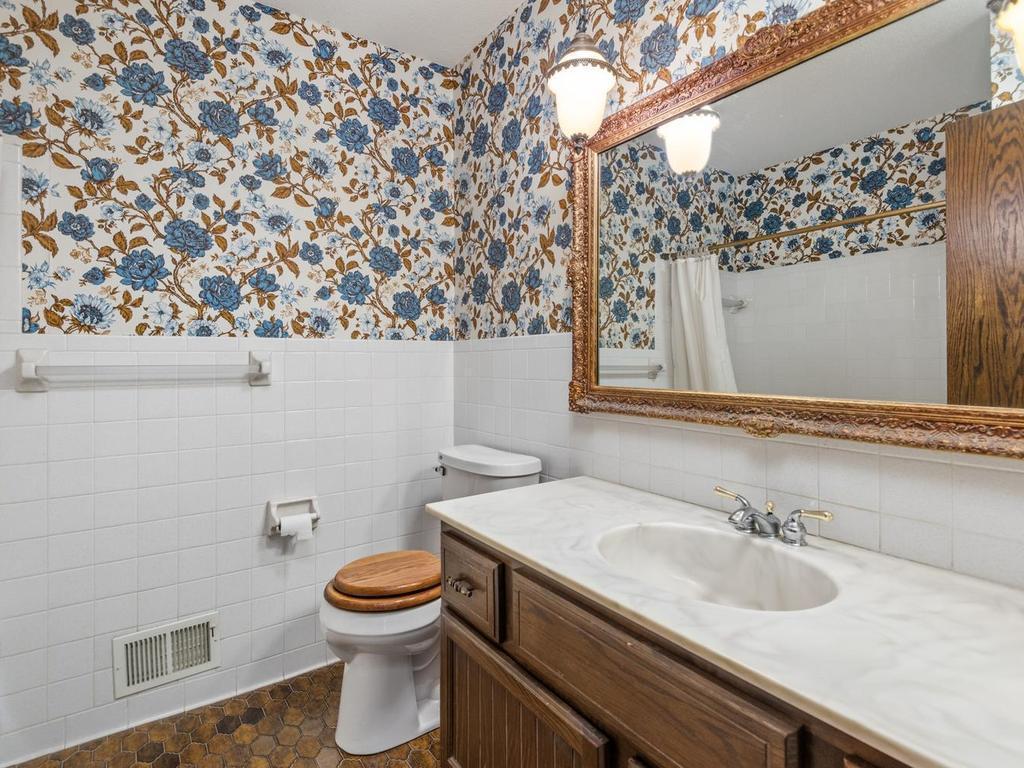 Upper level Full Bathroom