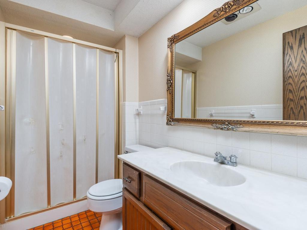 Lower level 3/4 Bathroom