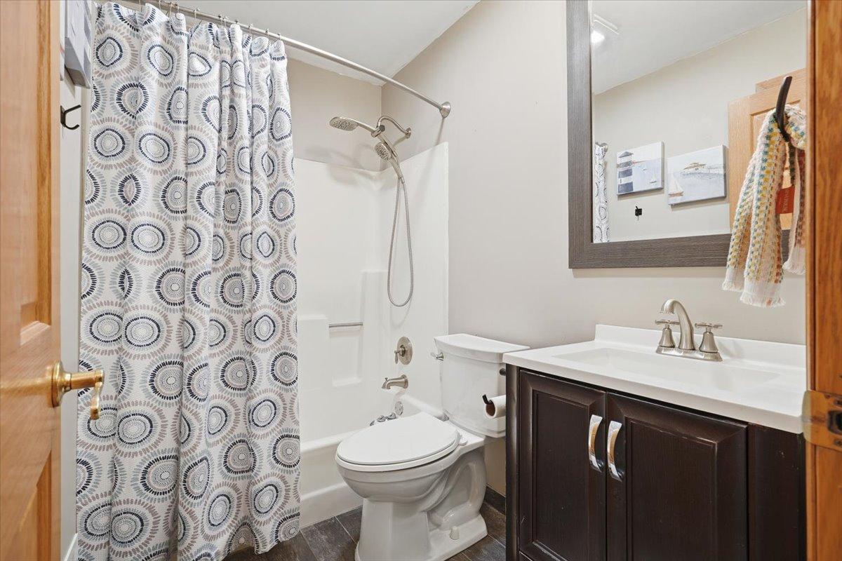 Upper Level FULL bath