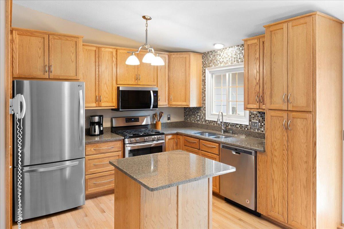 Granite, Stainless appliances, custom tile backsplash