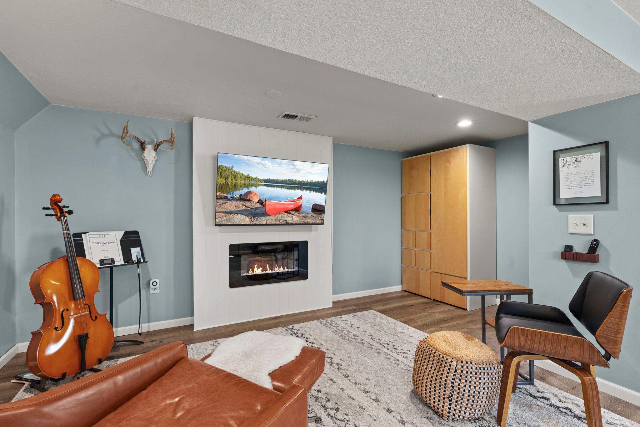 Flex room - Electric fireplace - Lower level