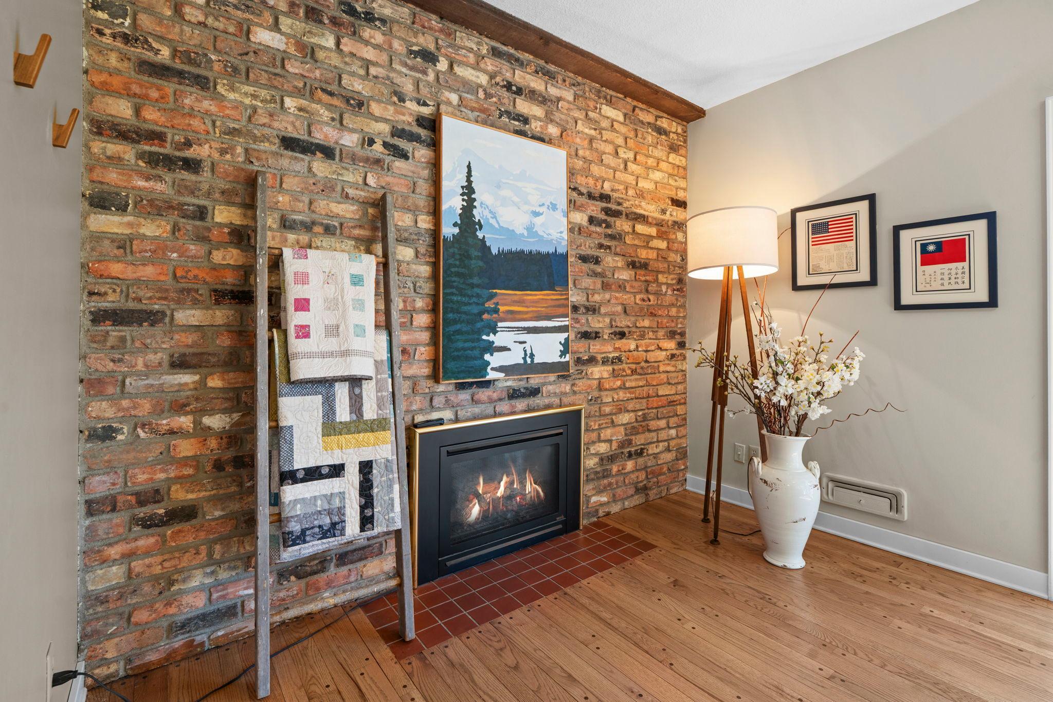 Dining room - Gas fireplace