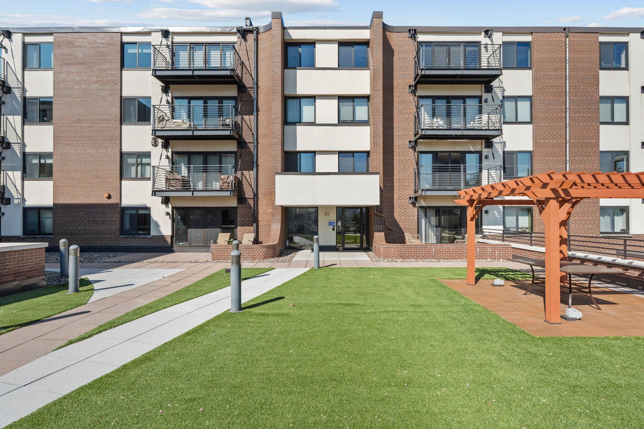 52 Groveland Ter 108