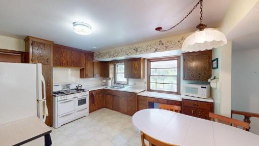 Ample cabinet/countertop space