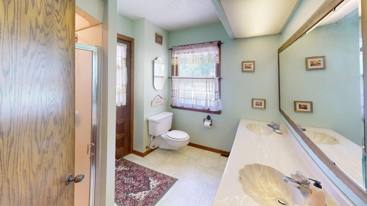 3/4 bathroom w/dual sinks