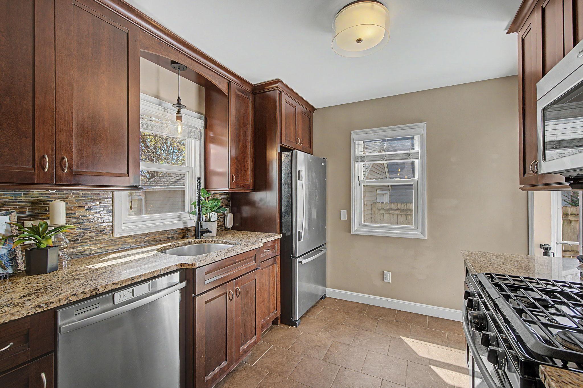 Custom Floor to Ceiling Kitchen Cabinets