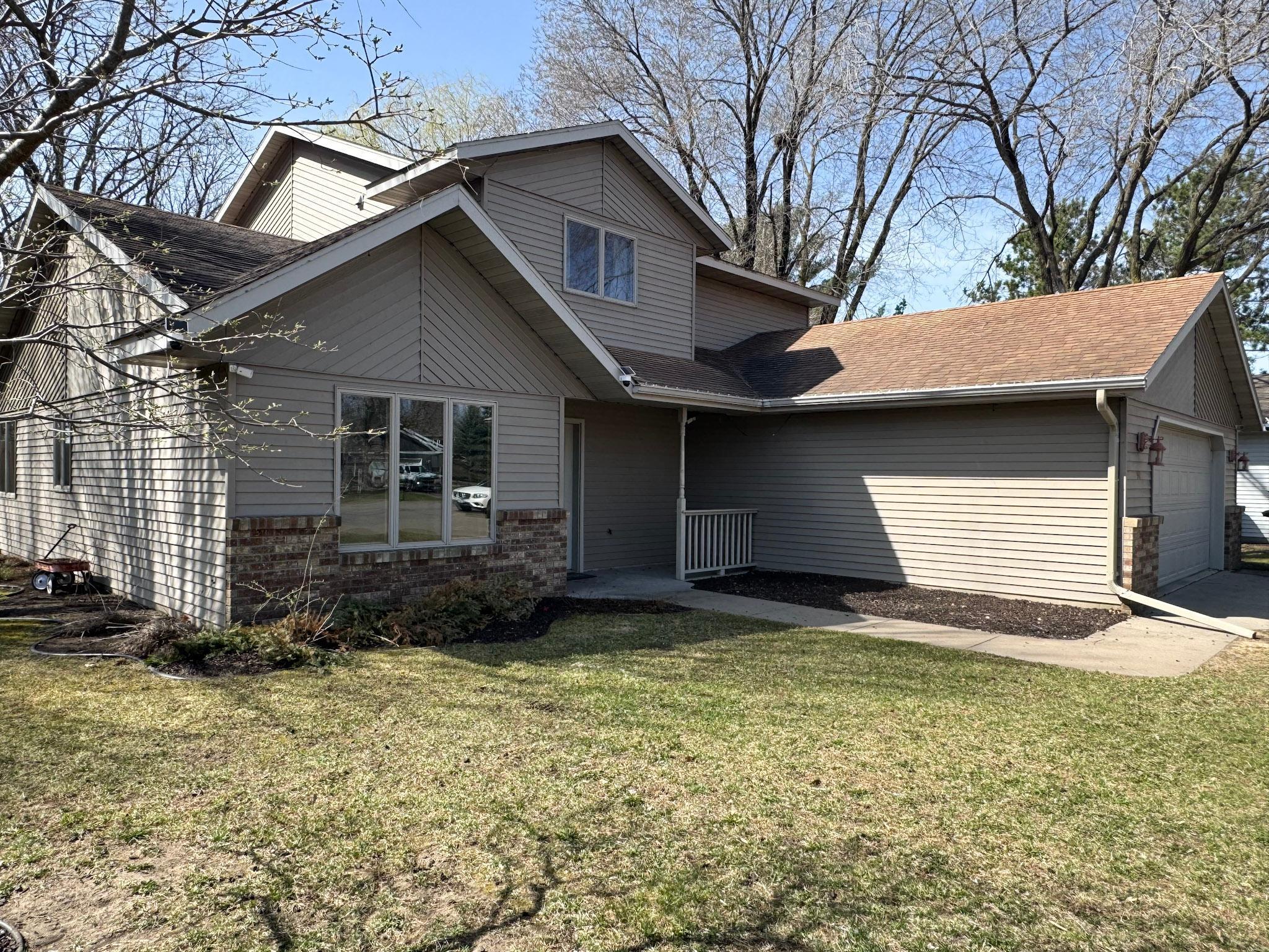 This 4 BA 2BA home is updated and clean!