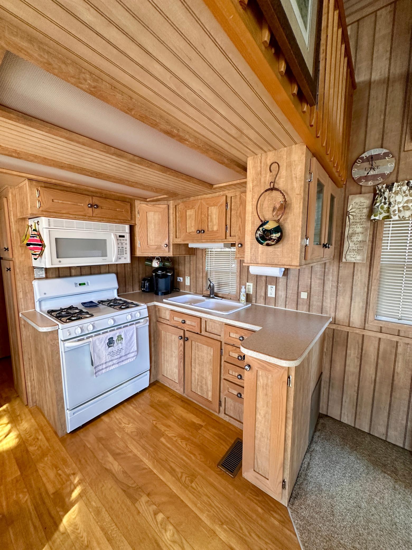 Nice kitchen with gas range!