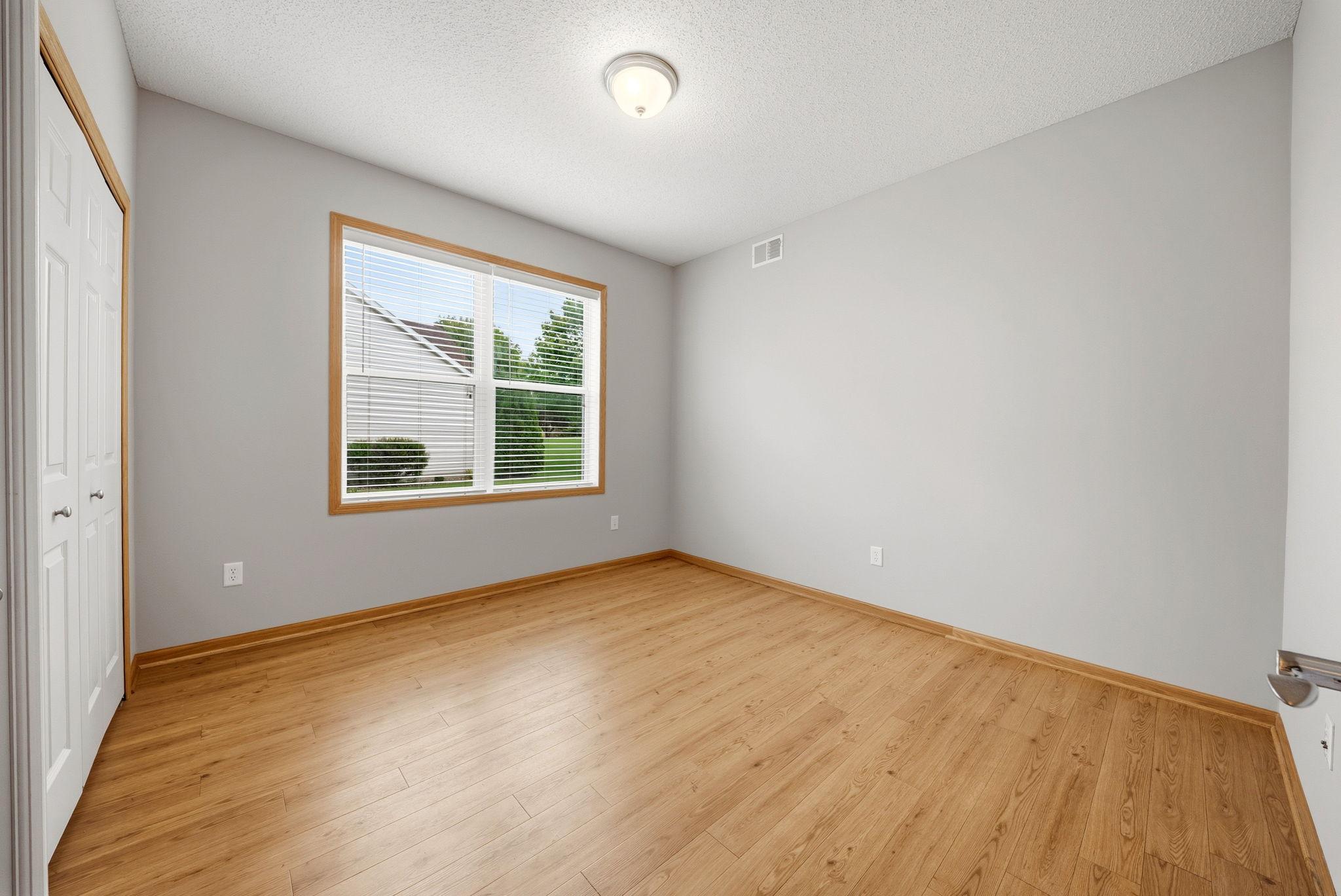 Bedroom/ Office