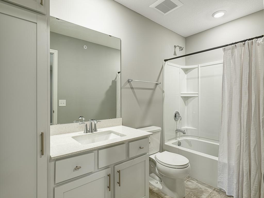 19 - Bathroom.jpg