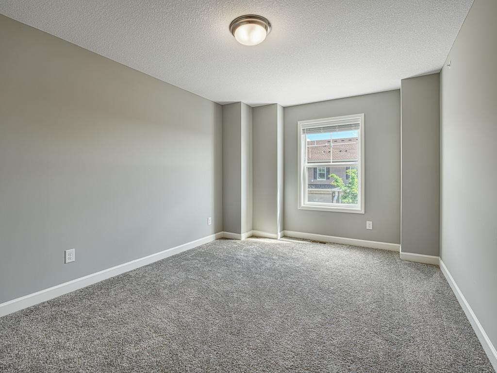 16 - Bedroom.jpg