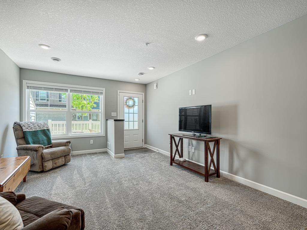 5 - Living Room.jpg