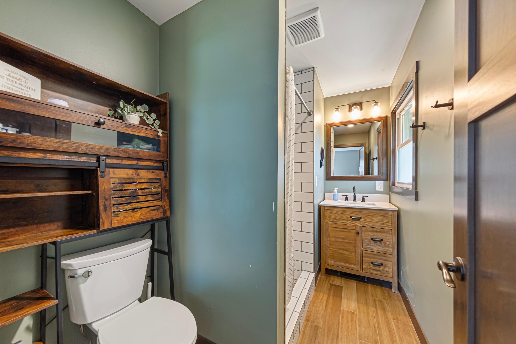 30 main bathroom.jpg