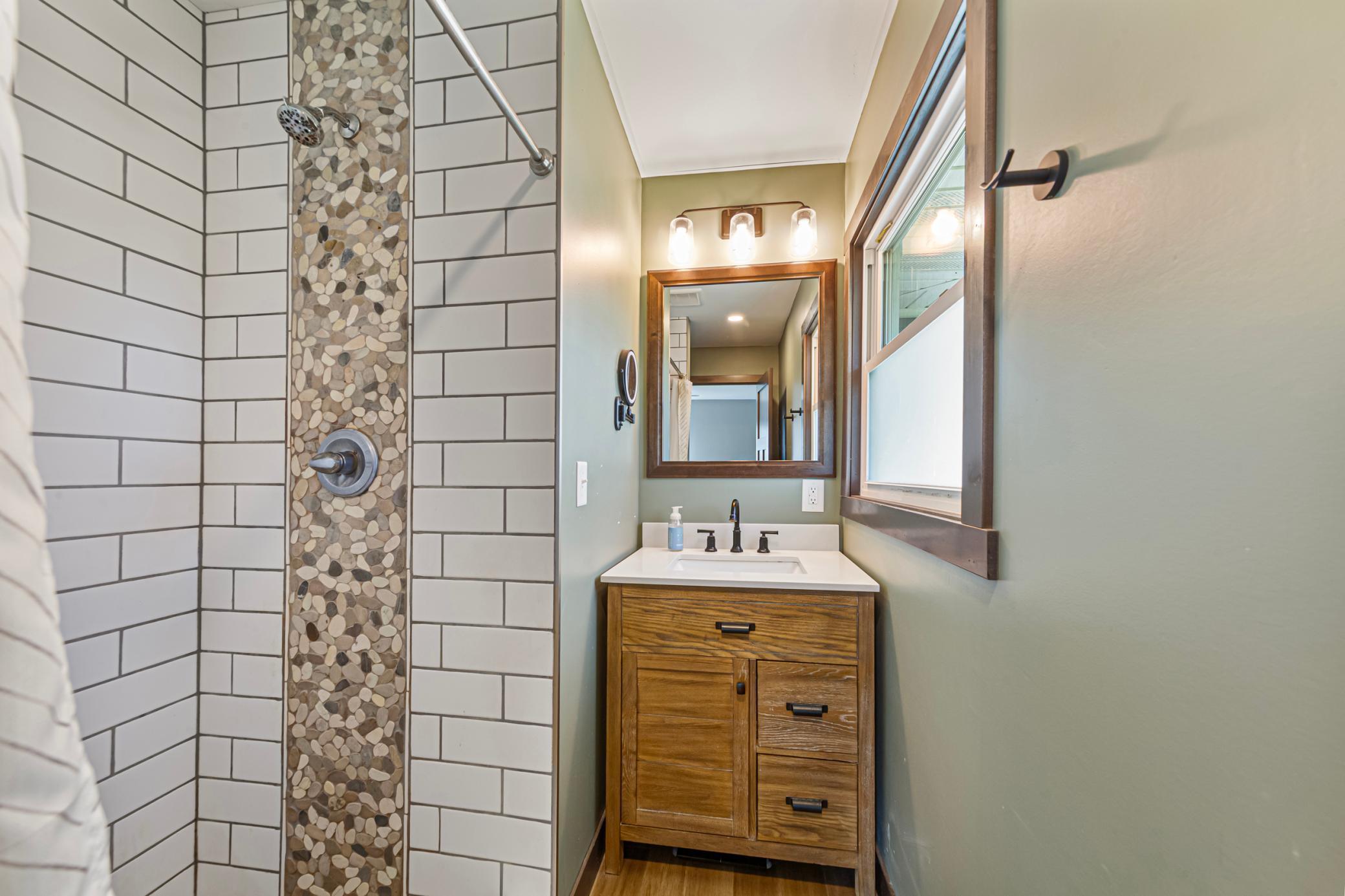 31 main bathroom.jpg