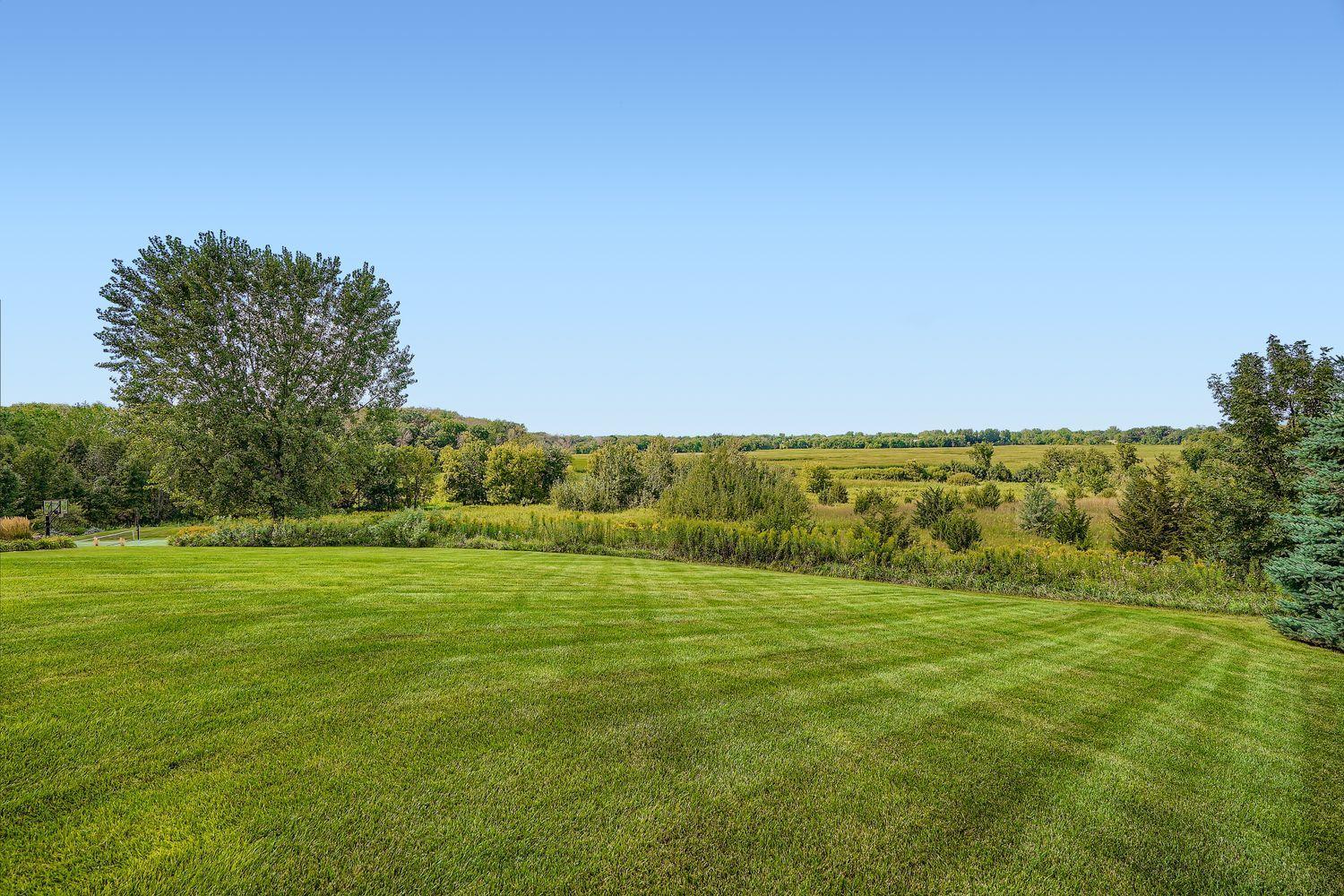 6260 Broadview Dr - Web Quality - 008 - 09 Backyard.jpg