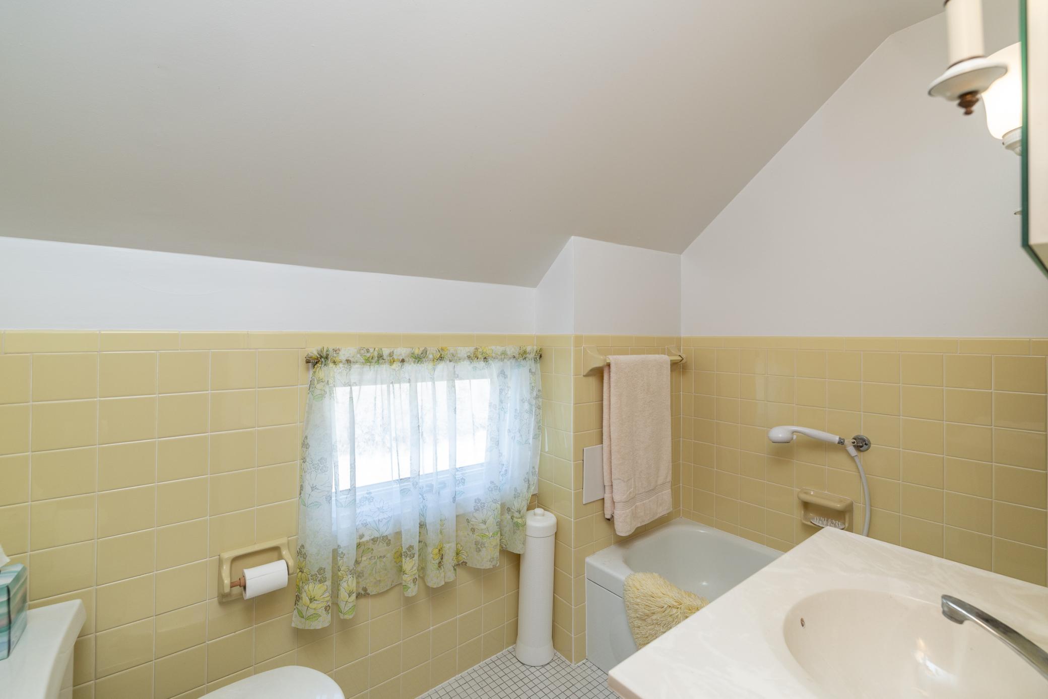 Upper level full bath