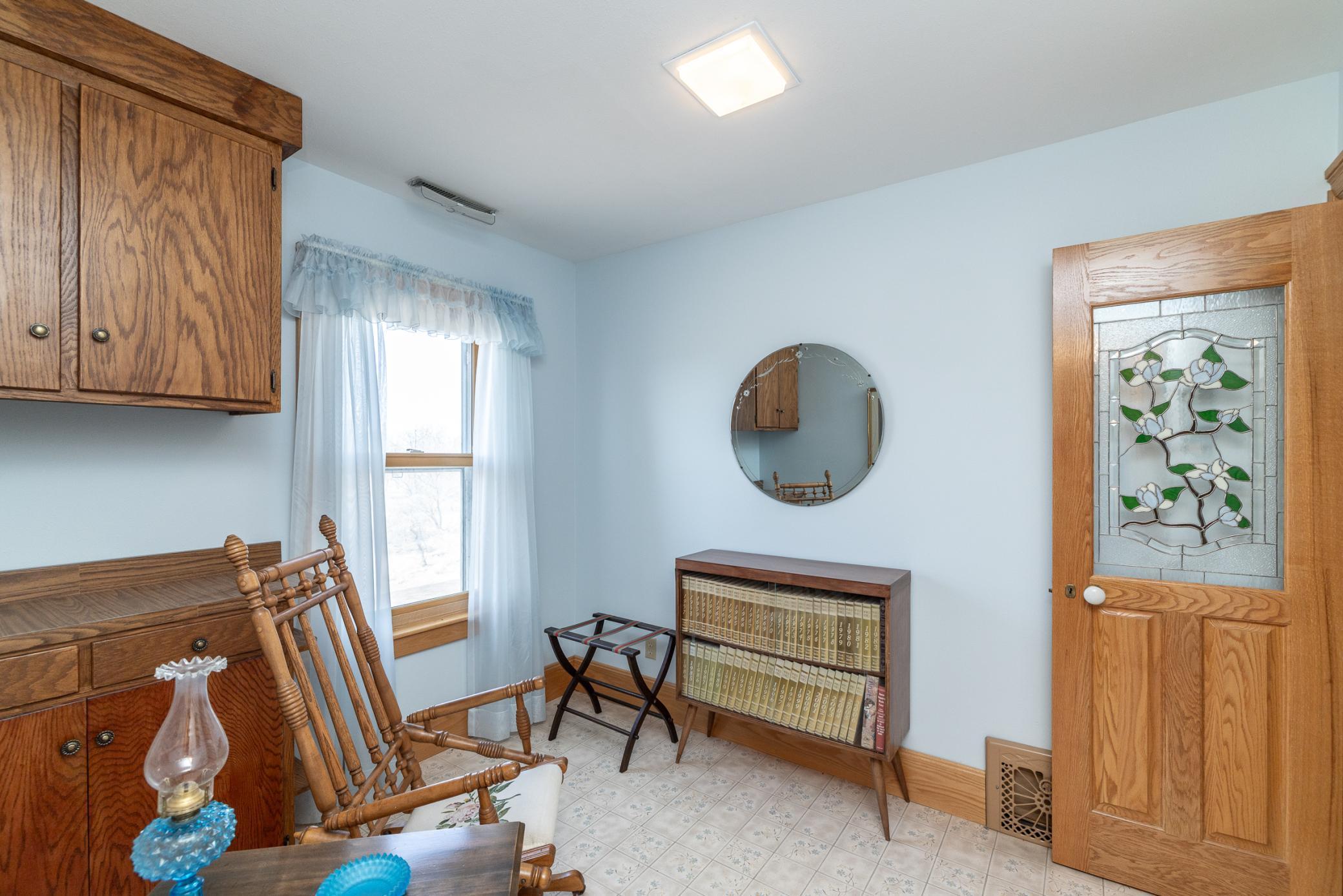 "Bonus room" between two upper level bedrooms