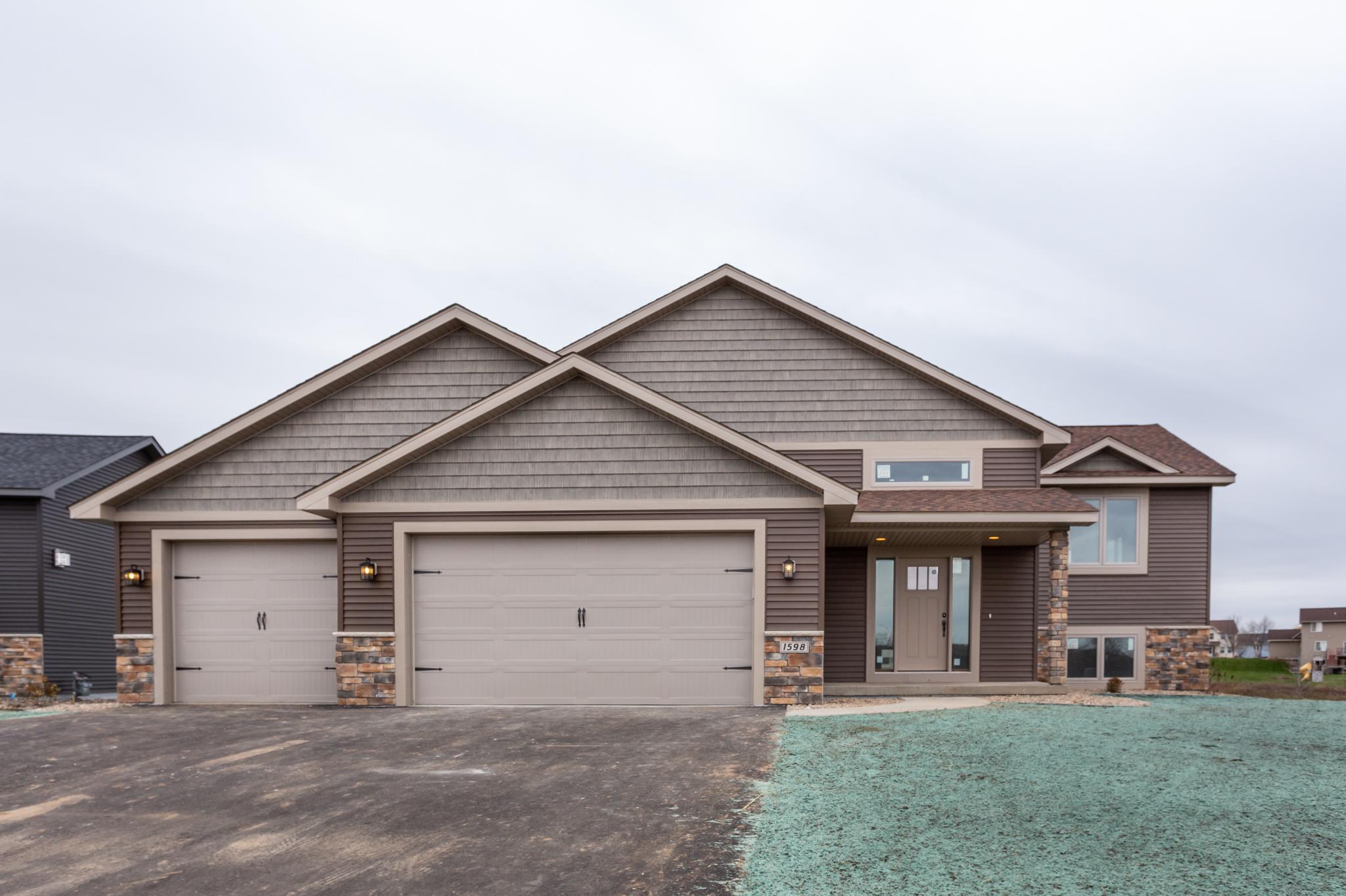 Photos are of a previously completed home with similar design and features. Actual selections, finishes, and materials may vary based on buyer choices and availability.