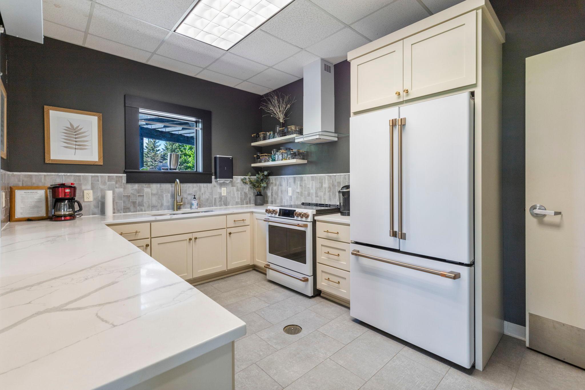 Full kitchen