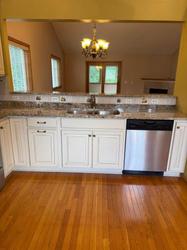 Kitchen features custom cabinetry/granite and stainless steel appliances