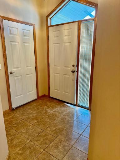 Front entry / Garage entry
