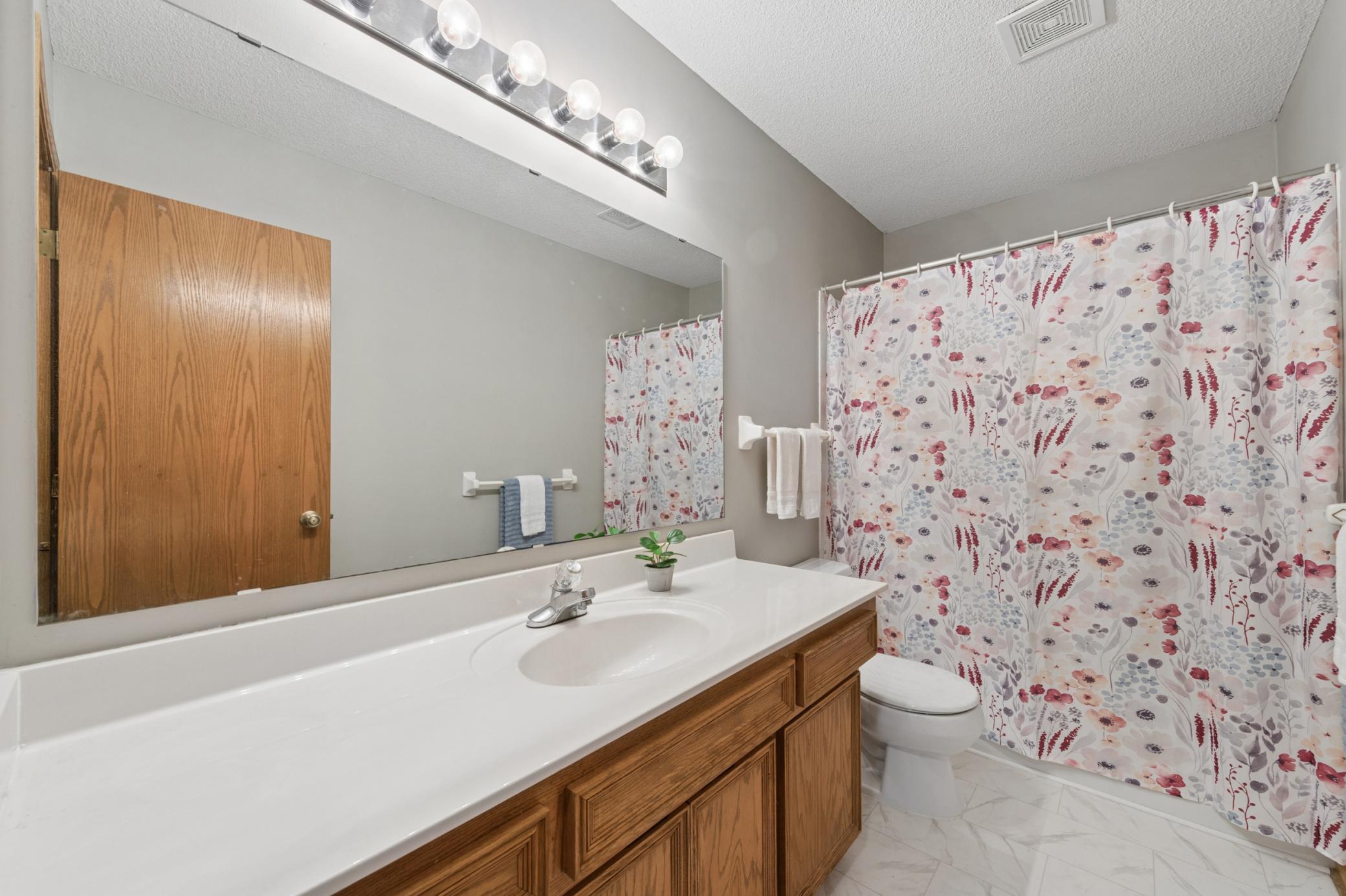 Full upper level bath.