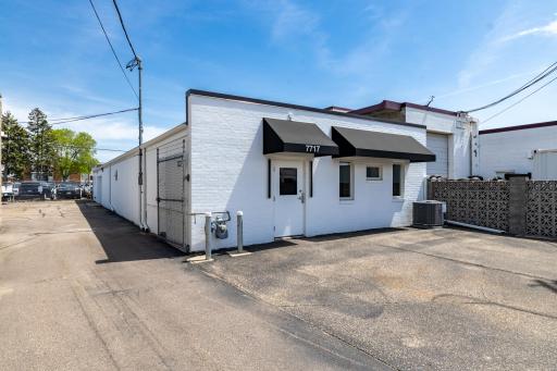 Great location off 77th street between Nicollet and Lyndale Avenues