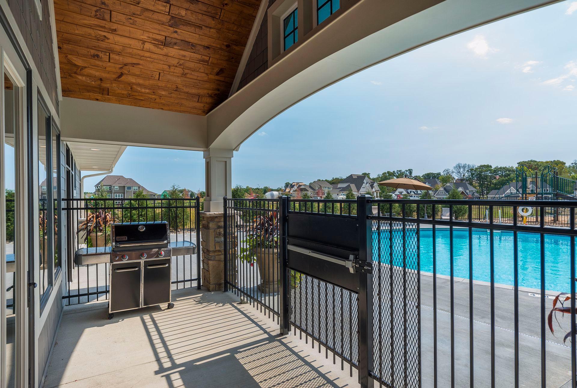 Serenity on the Green - pool and clubhouse