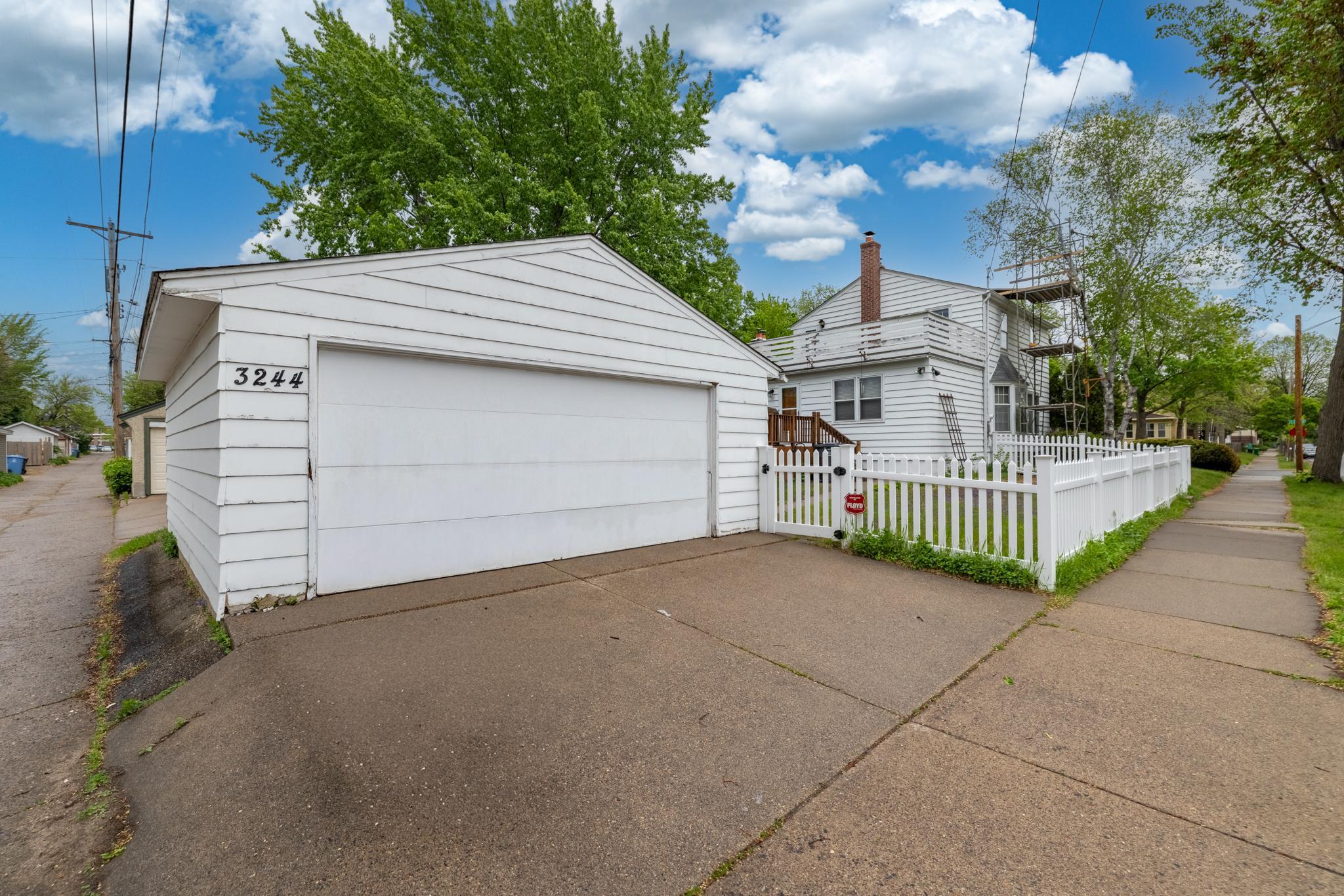 Double garage with opener