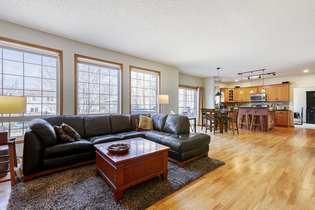 1405 Overlook Ct - MLS Sized - 002 - 02 Living Room.jpg