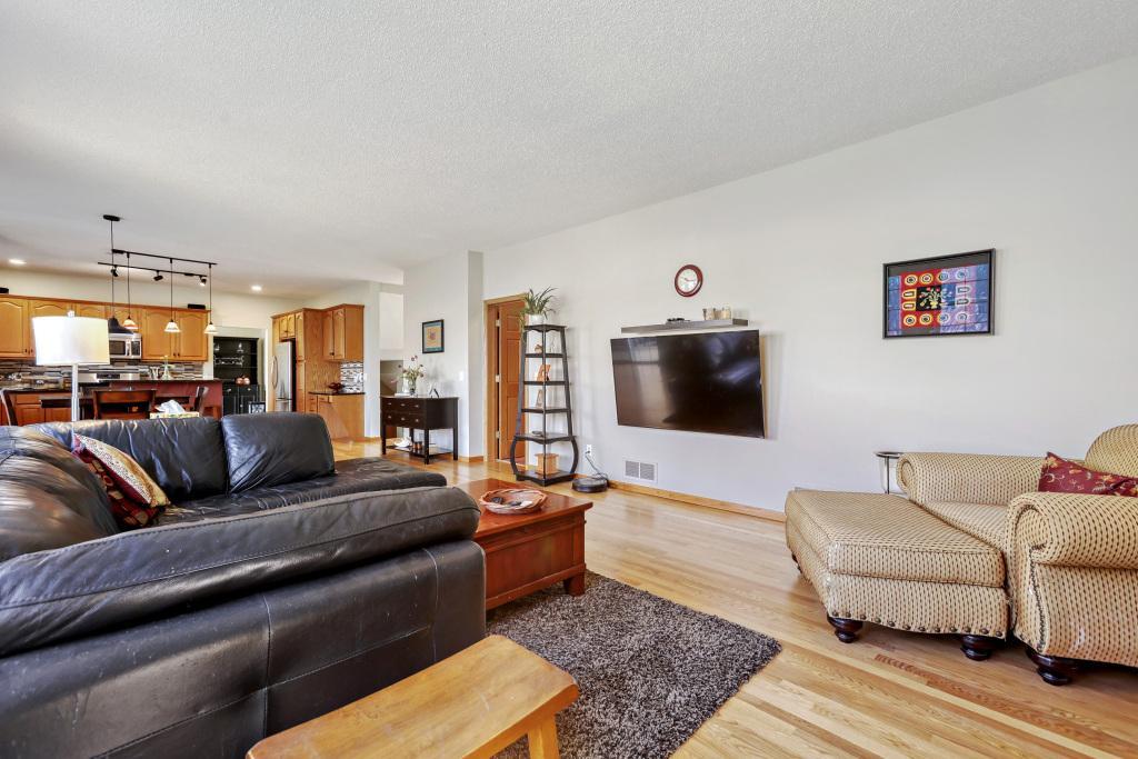 1405 Overlook Ct - MLS Sized - 003 - 03 Living Room.jpg