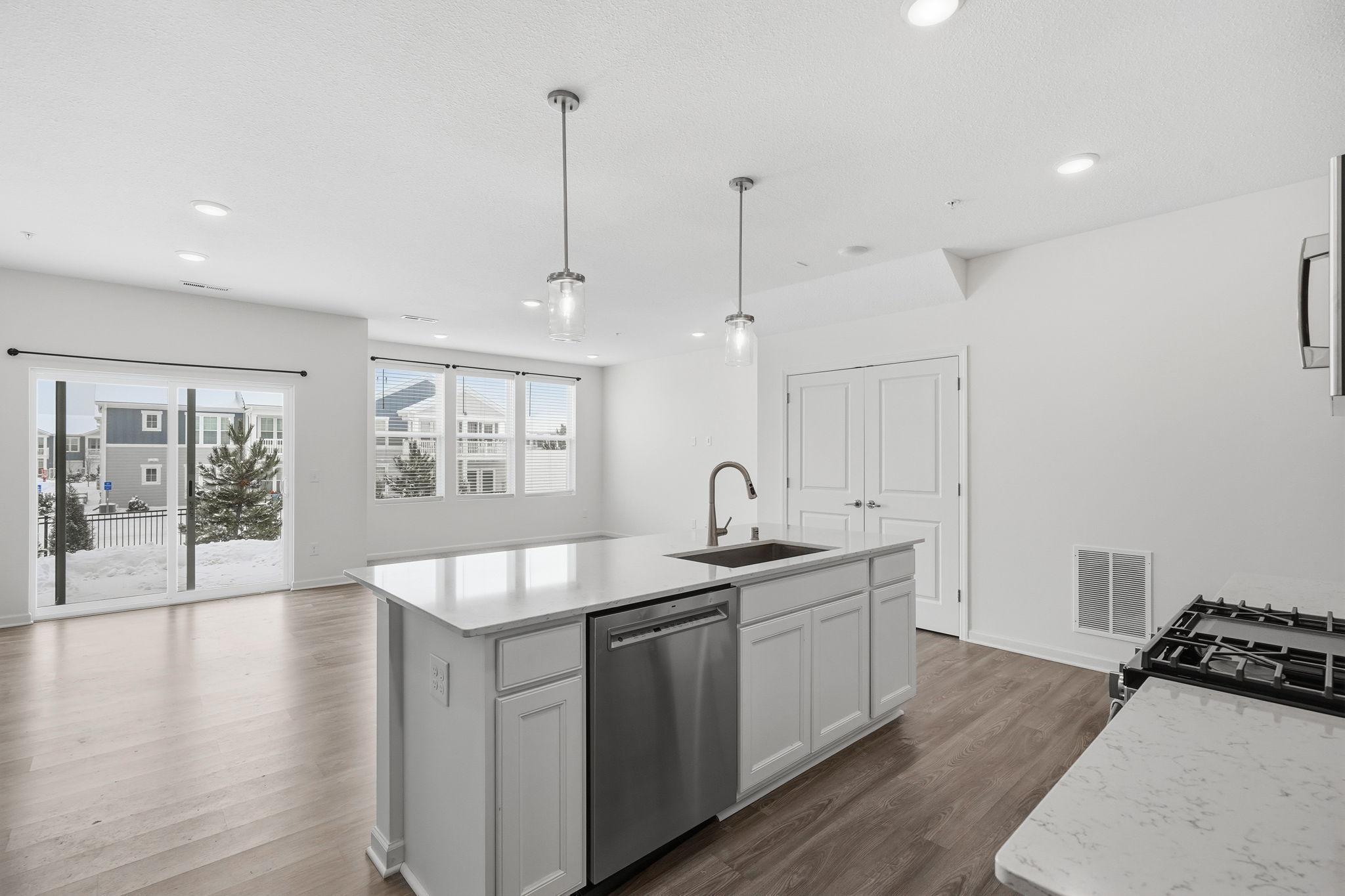 Check out the 3rd photo for the privacy screen included in the sale