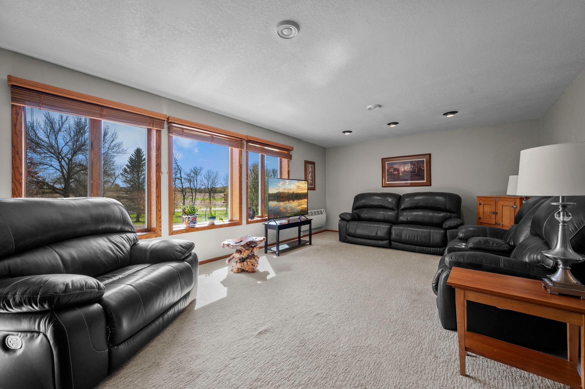 21650 Oakdale Dr, Corcoran, MN