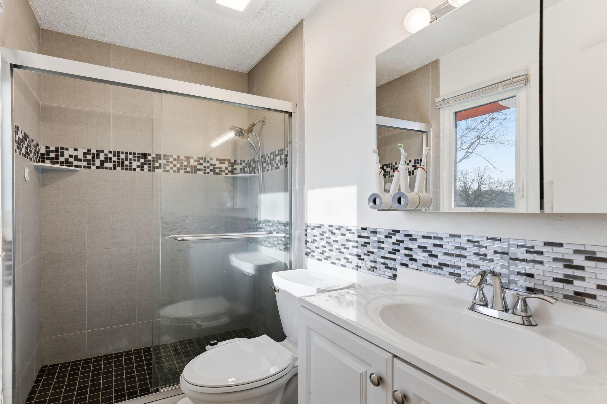 11-23-web-or-mls-16175-jamaica-ave-21.jpg
