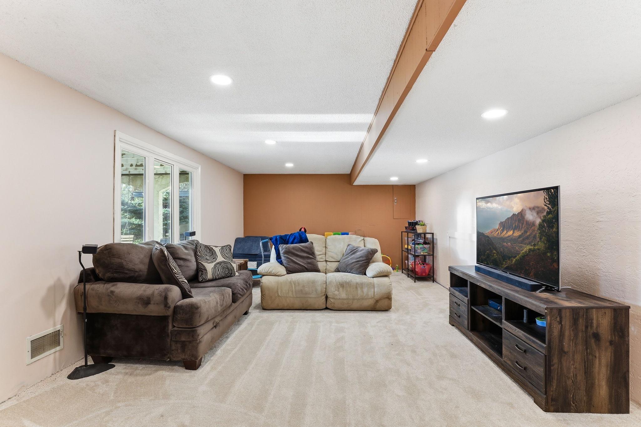 12-25-web-or-mls-16175-jamaica-ave-23.jpg