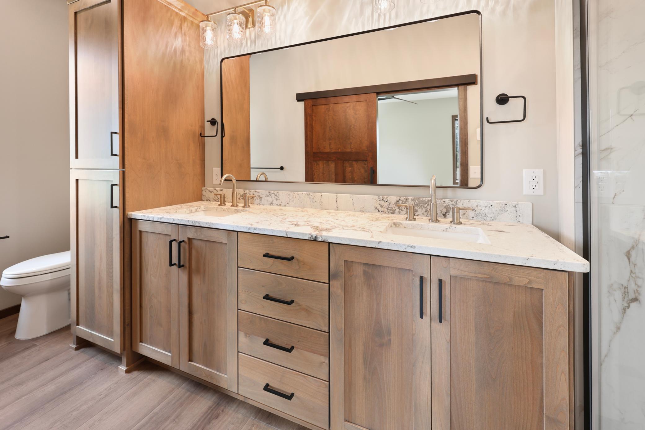 Granite vanity with dual sinks in primary bathroom