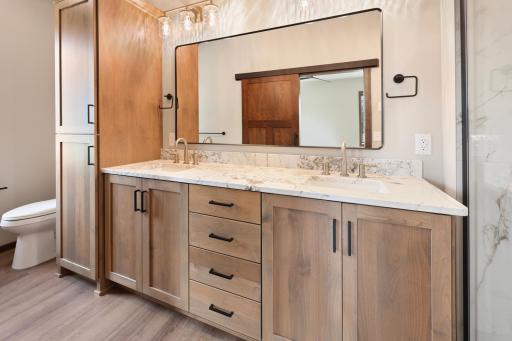 Granite vanity with dual sinks in primary bathroom