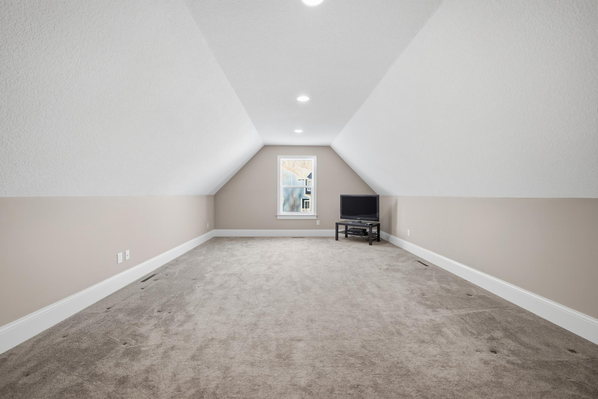 Bonus or bedroom room above the garage