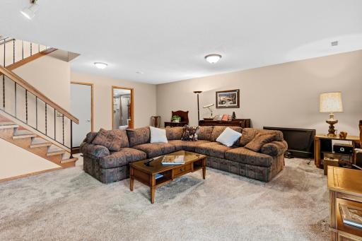 1005 Aston Circle, Burnsville, MN 55337