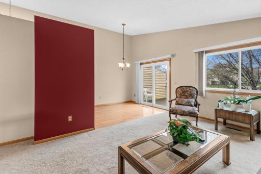 1005 Aston Circle, Burnsville, MN 55337