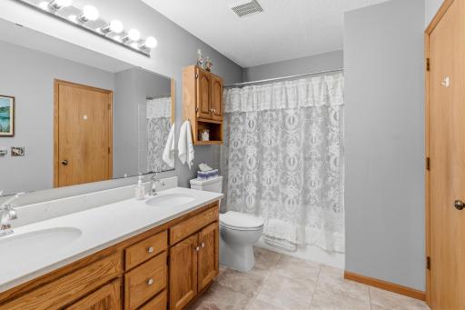1005 Aston Circle, Burnsville, MN 55337