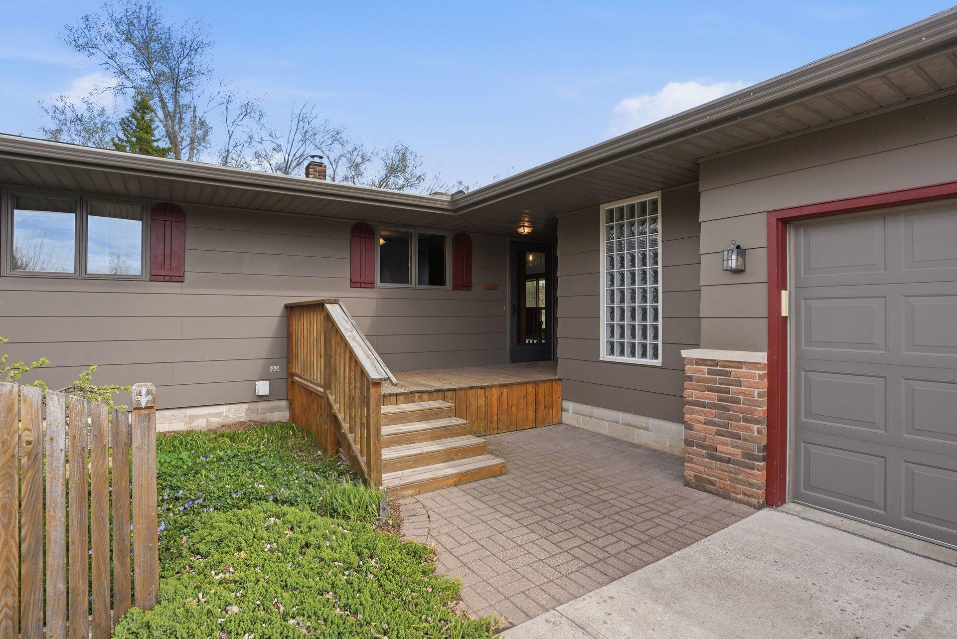 Welcoming front deck